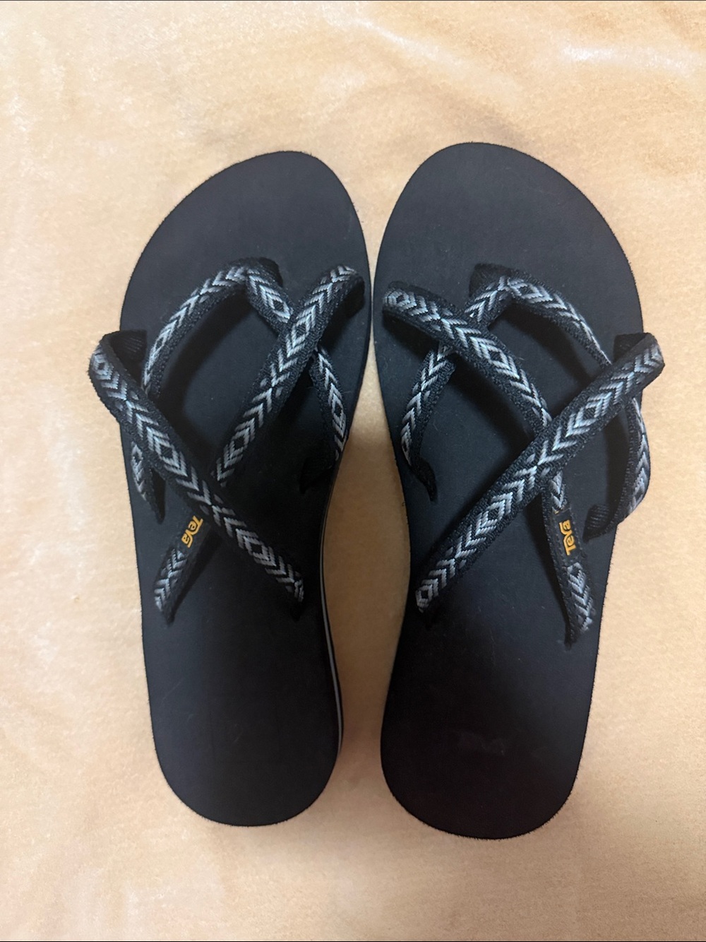 NWOT Teva Olowahu sandals - Picture 2 of 4